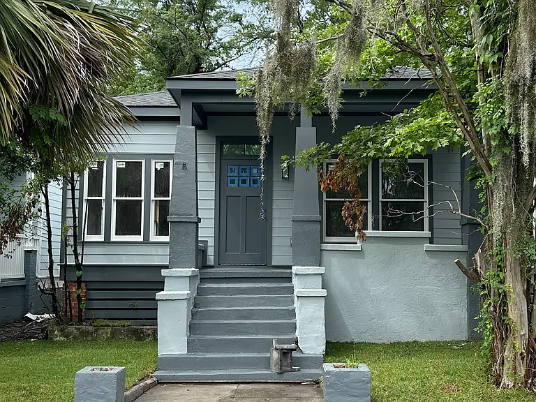 726 W Victory Dr — Photo 1