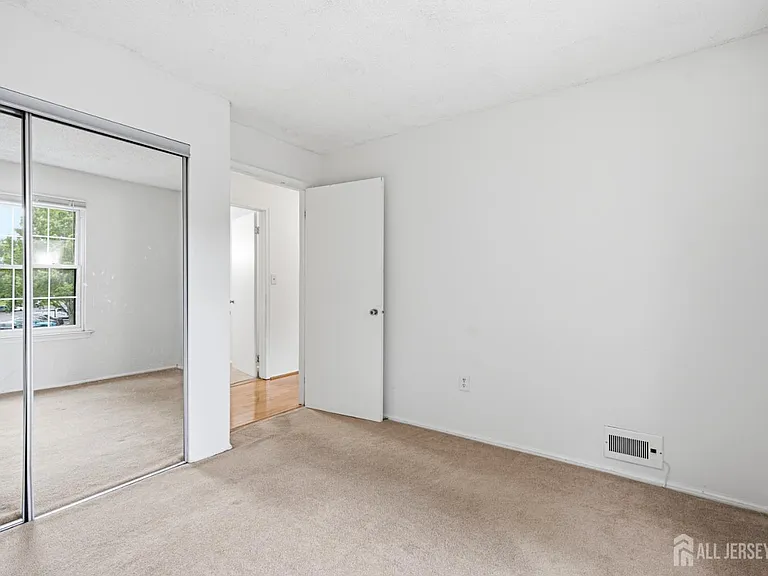 334 Lancaster Ct — Photo 13
