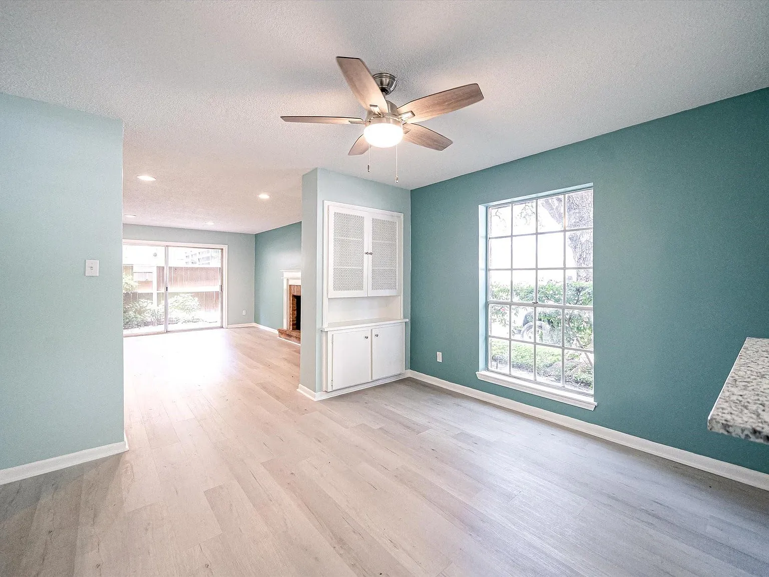 2 bed, 1.5 bath, 1362 sqft, $1,900 — Photo 2