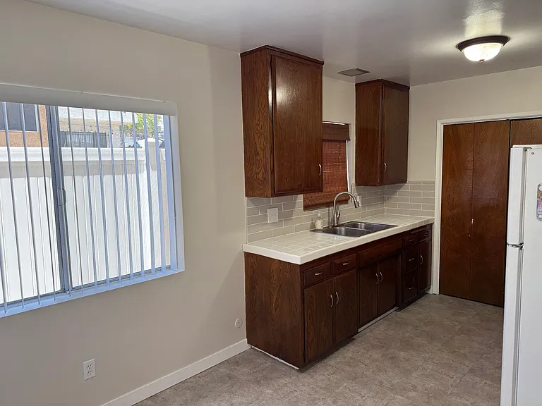 1272 W 22nd St #2 — Photo 3