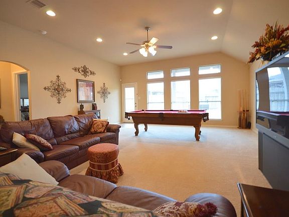 2nd image of 5643 Walnut Glen Ln