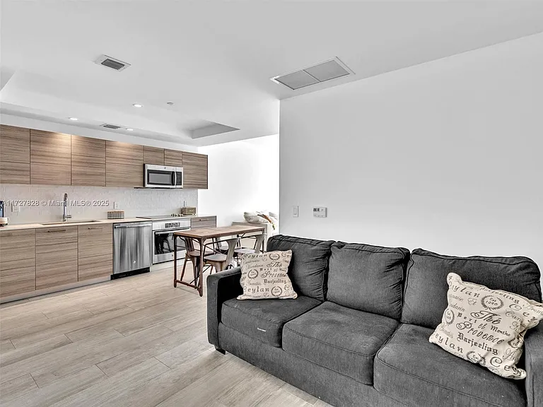 121 NE 34th St #1005 — Photo 7