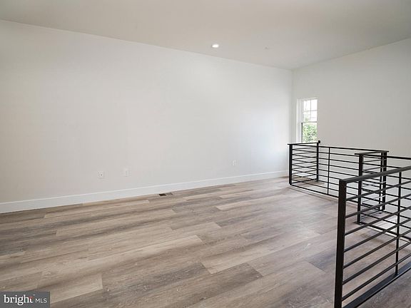 5th image of 303 Fountain St