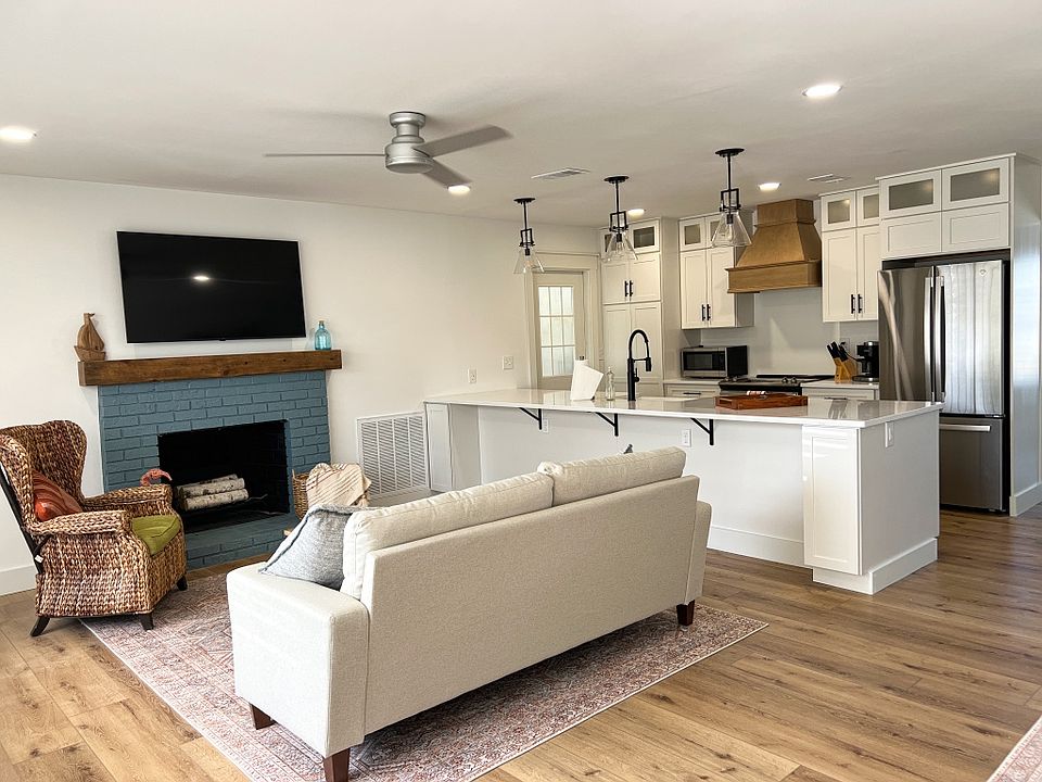 Living / Kitchen Area