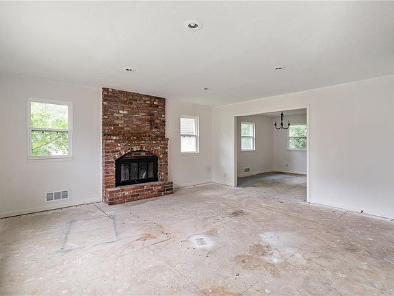 3rd image of 9302 W 83rd St