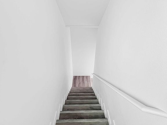 3rd image of 607 W 41st Pl #607