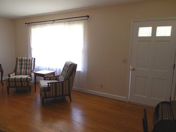 4th image of 1174 Laurel Ln