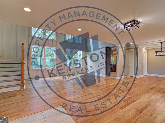 5th image of 375 Foster Dr