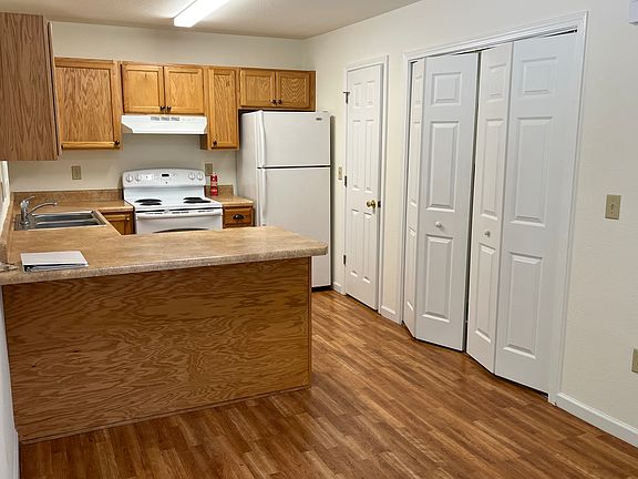 Full kitchen - entire kitchen cleaned and sanitized and cabinets have new shelf lining after being thoroughly cleaned inside and out