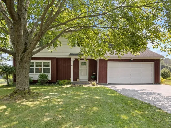 99 Paddy Ln, Macedon, NY 14502