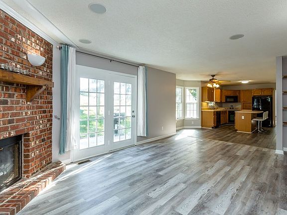 2nd image of 441 Queen Anne Ct