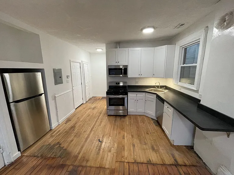 1450 W 18th St — Photo 3