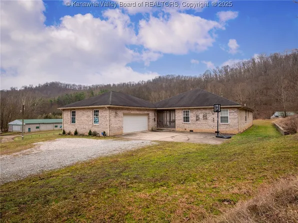 634 Hitch N Go Ln, Elkview, WV 25071