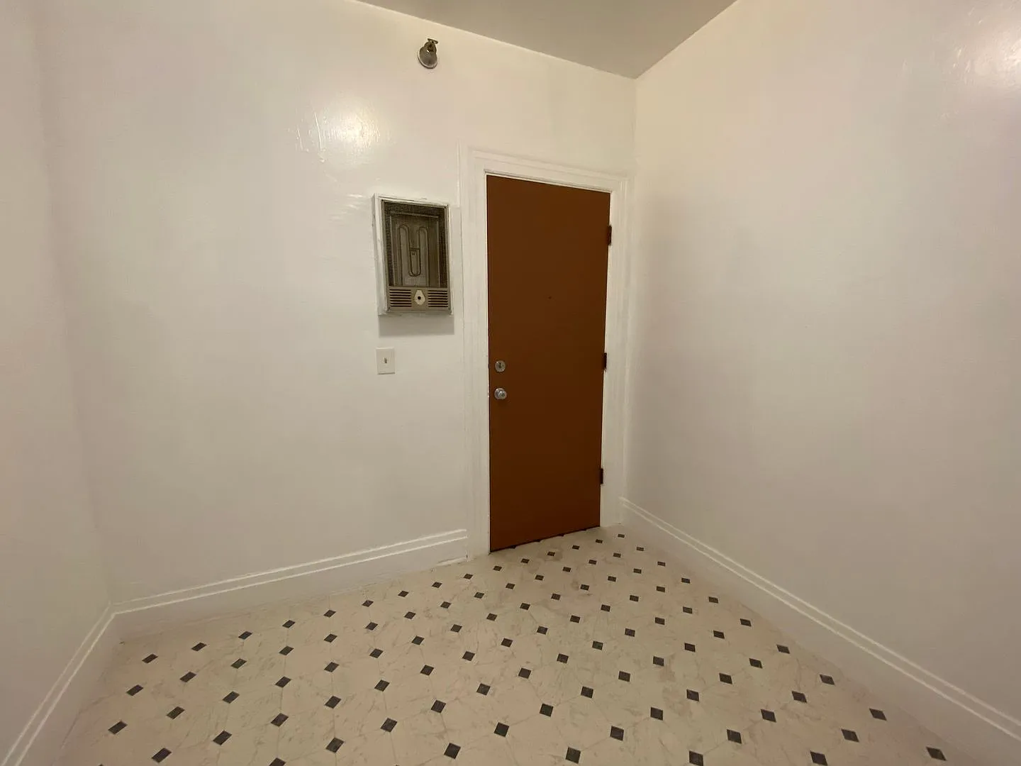 Private SRO Room near North Beach, Chinatown & Financial District — Photo 3