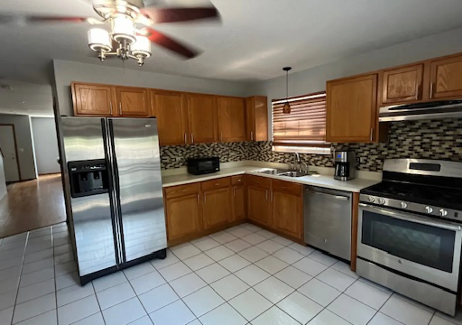Beverly Area, Spacious and Comfortable Tri-level Home — Photo 4