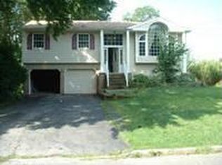 11 Woodbury Rd, Hauppauge, NY 11788