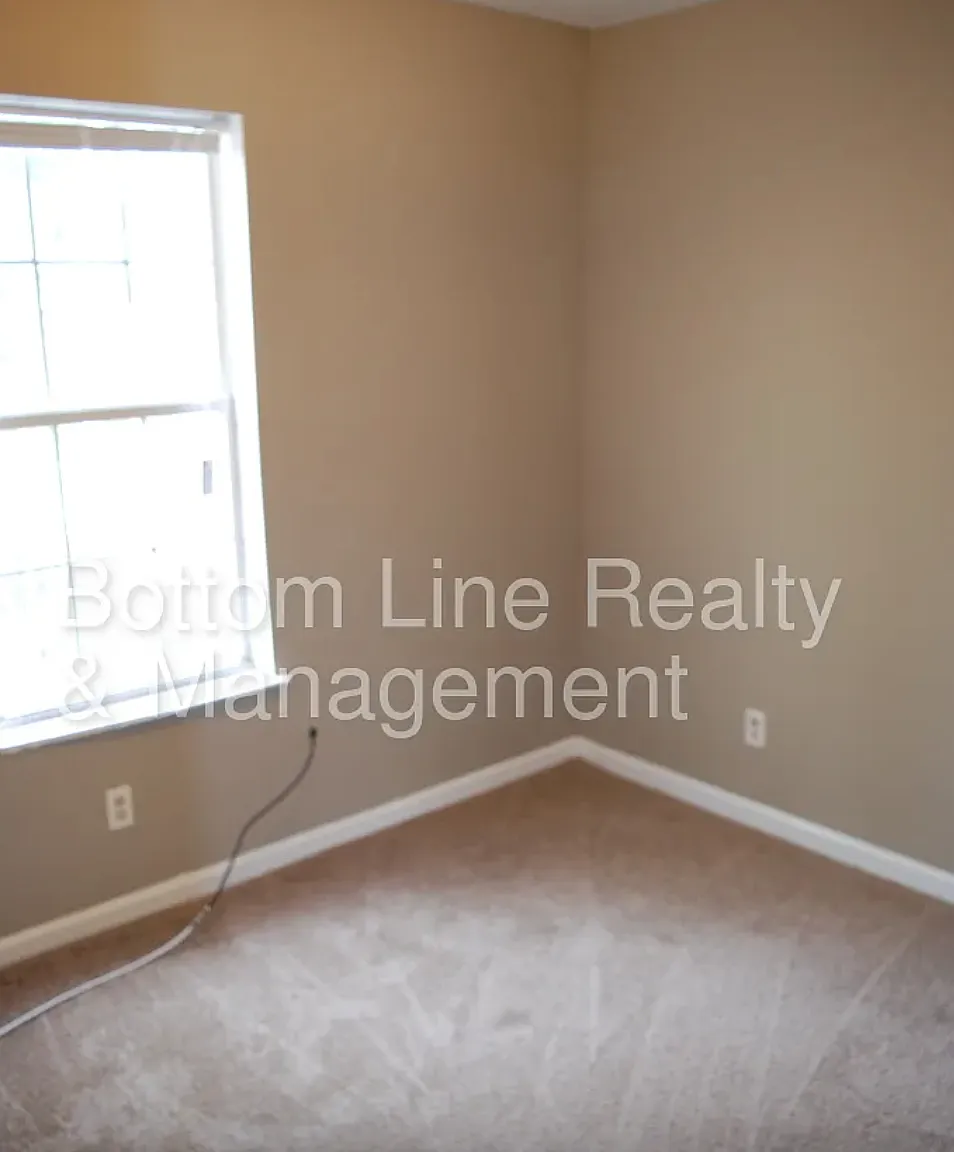 3 bed, 1125 sqft, $1,700 — Photo 2