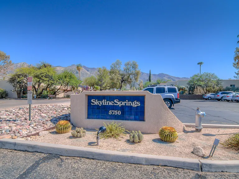 5750 N Camino Esplendora #114 — Photo 2