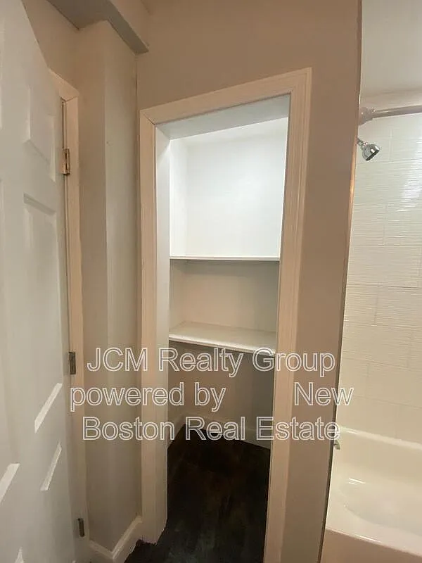 3 bed, 1.0 bath, 1100 sqft, $3,000 — Photo 2