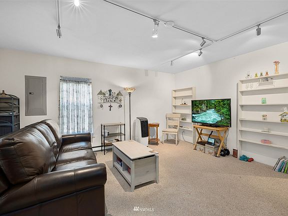 Spacious living room.>