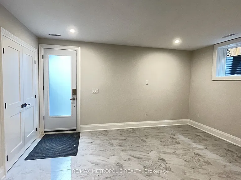 165 Manning Ave #BASEMENT — Photo 5