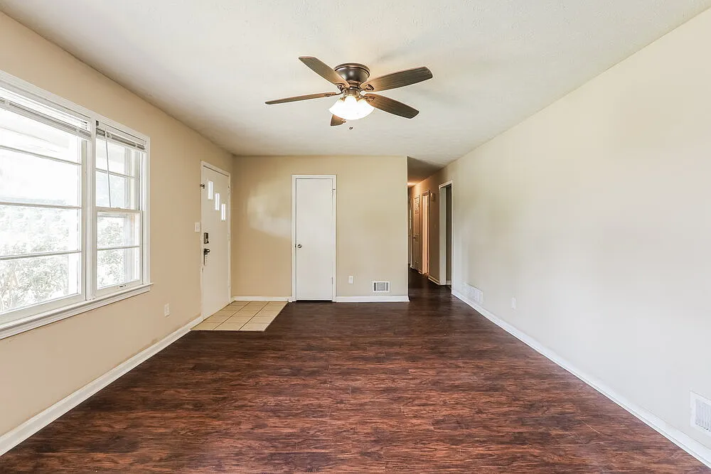 3 bed, 2.0 bath, 1420 sqft, $1,795 — Photo 4