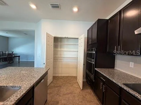 4 bed, 2.0 bath, 2332 sqft, $2,500 — Photo 4
