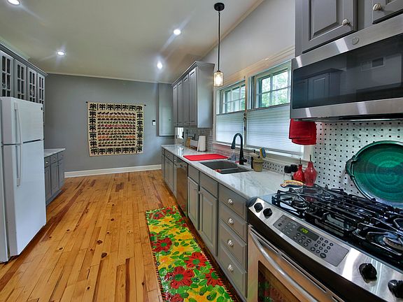 4th image of 707 S College St