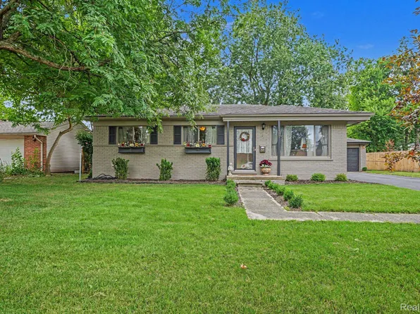 6063 Graper Dr, Waterford, MI 48329