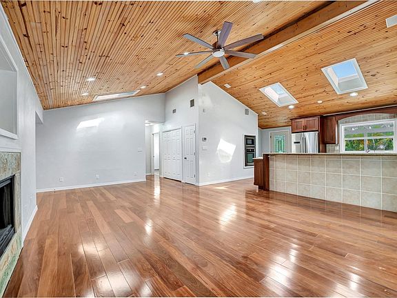 4th image of 631 Harbor Ave
