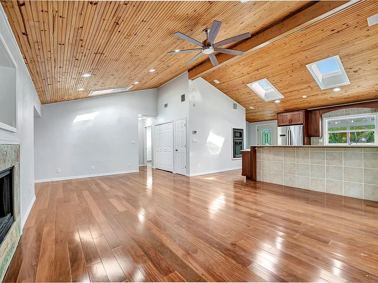 631 Harbor Ave — Photo 4