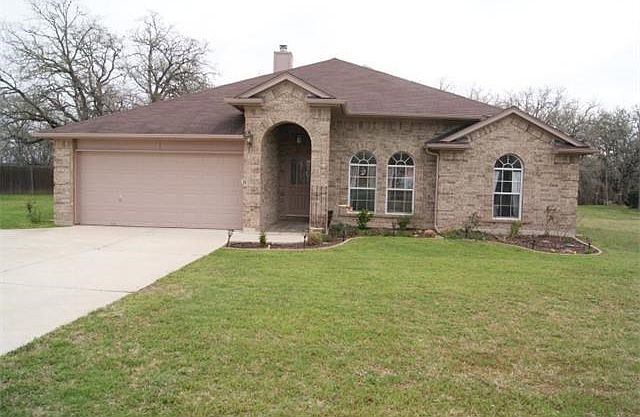 Enjoy country living w/ city convenience in this one-story home