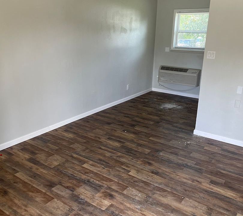 2nd image of 2801 Vicksburg St #1