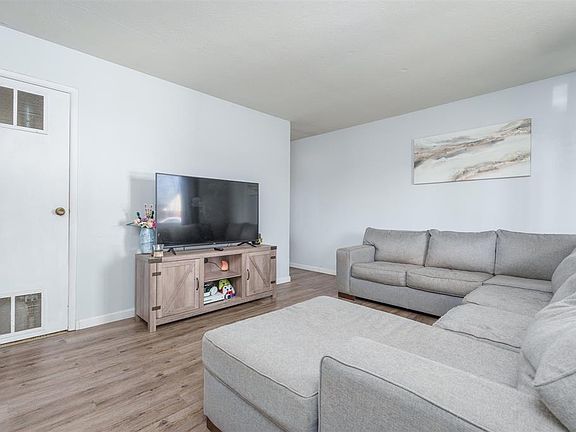 4th image of 2131 Belmont Dr