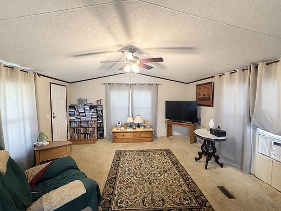 3rd image of 400 Avenue