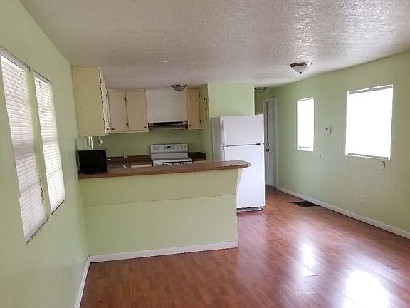 4th image of 135 NW Helen Dr