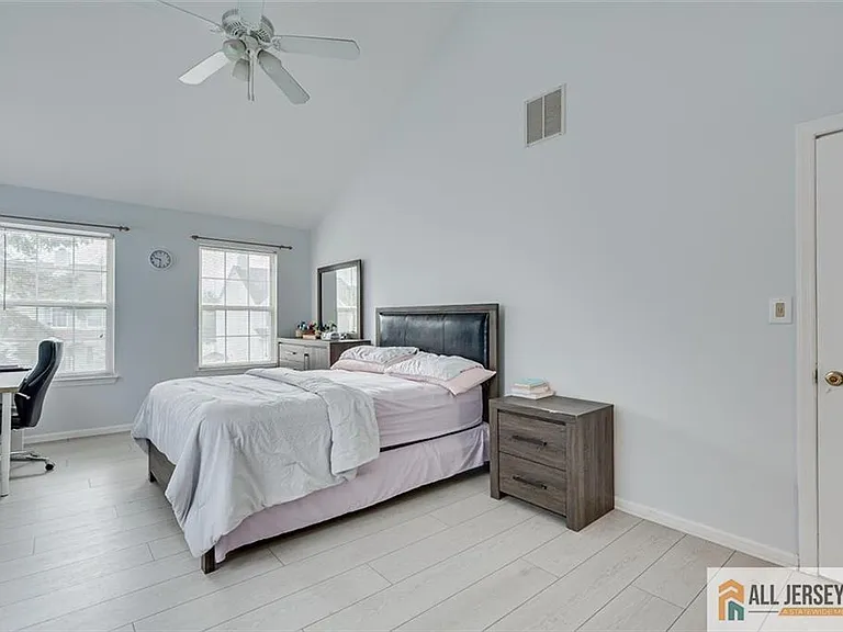 7 Stanford Dr — Photo 24