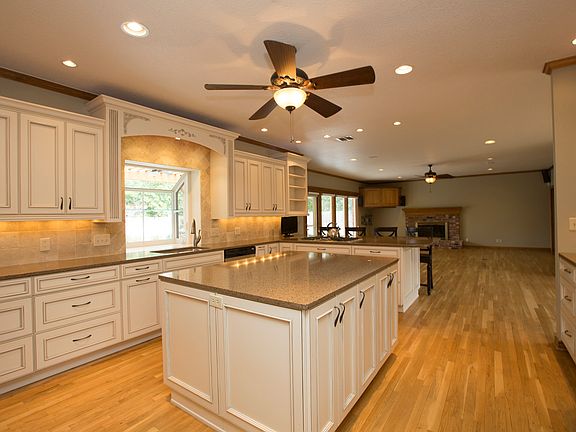 Granite Center Island & SS Appliances