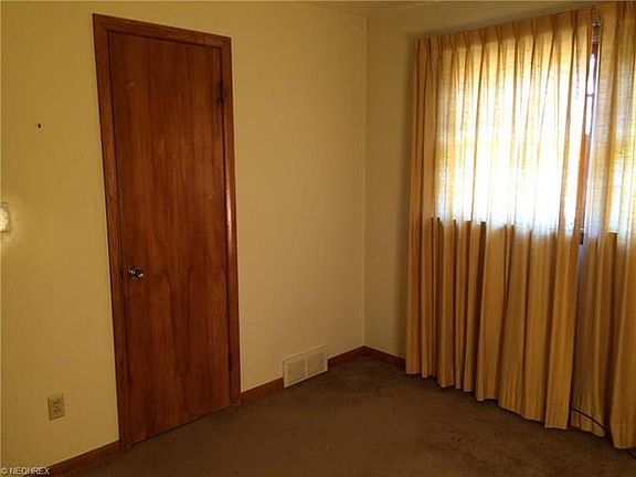 5th image of 1061 Gardenview St