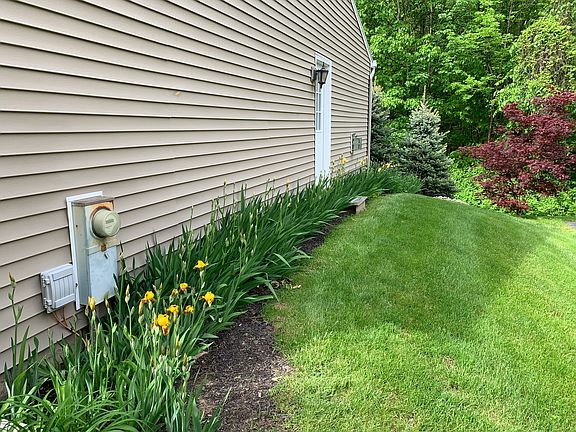 4th image of 25 Middlesex Dr
