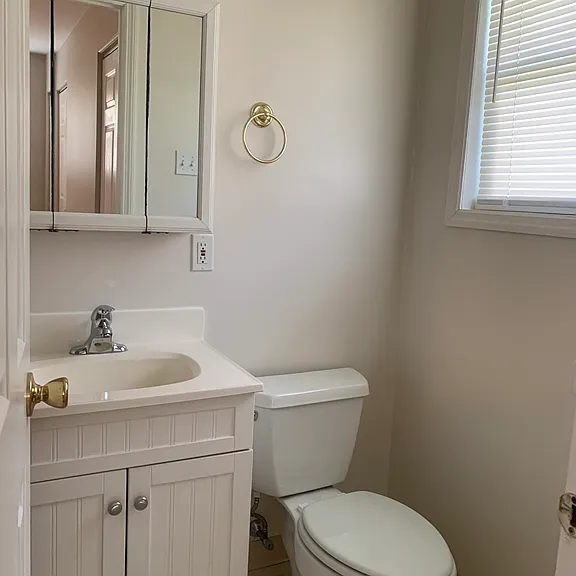 Full bathroom attached to main bedroom