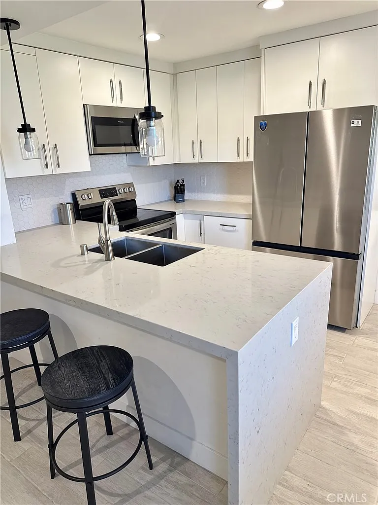2 bed, 912 sqft, $2,600 — Photo 1