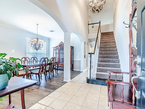 3rd image of 2801 Surrey Oaks Ct