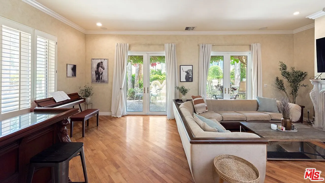 4 bed, 4.5 bath, 3520 sqft, $14,500 — Photo 2