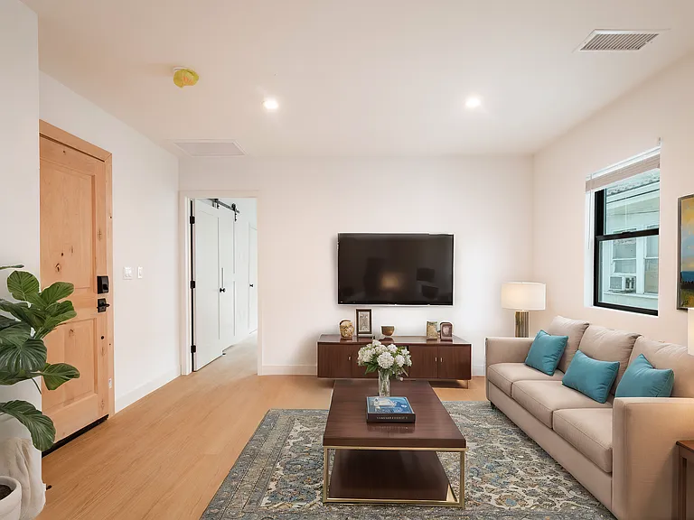 351 S Catalina St #353-1/2 — Photo 4