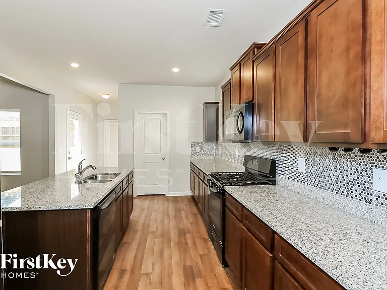 144 Scotland Dr — Photo 6