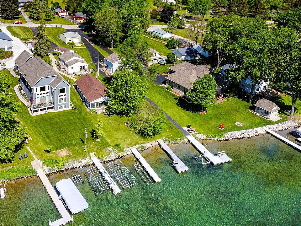 1st image of 3384 Lake Dr
