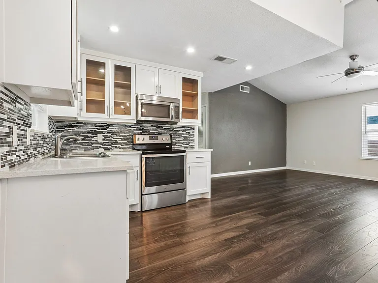 4523 Avenue H #B — Photo 6