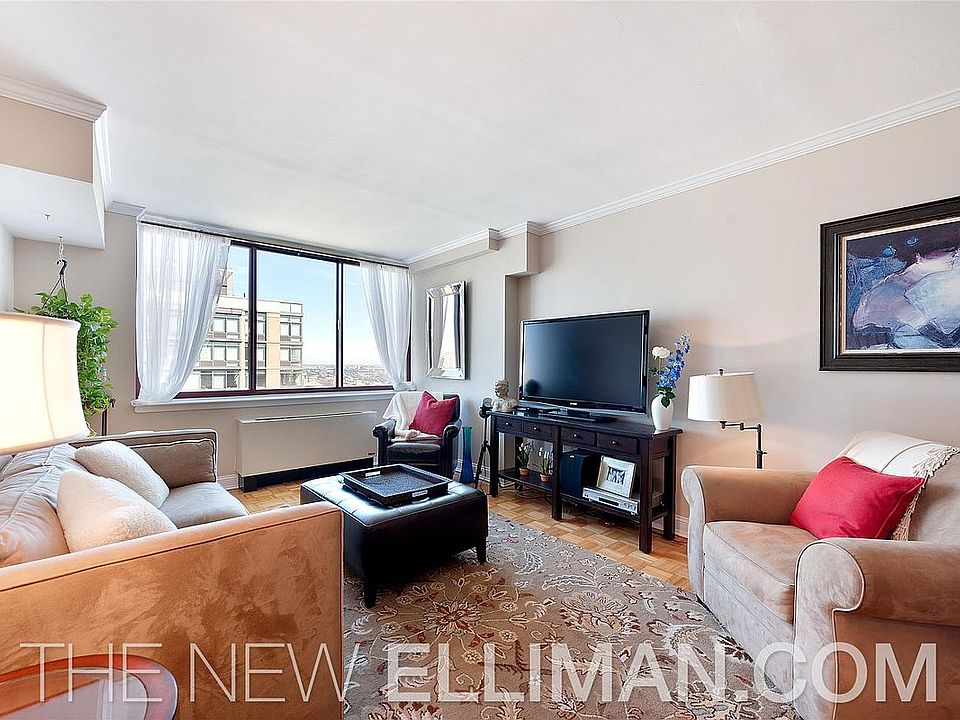 1st image of 4-74 48th Ave APT Ph1e