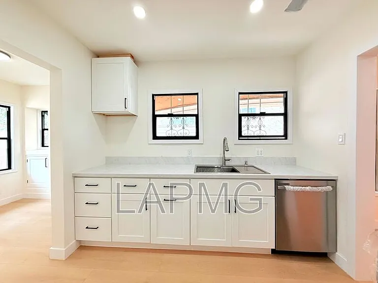 6130 Whitsett Ave #6132 — Photo 12